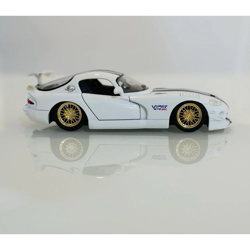 Maisto 1/24 Scale Die Cast Model Dodge Viper GT2 - White & Blue